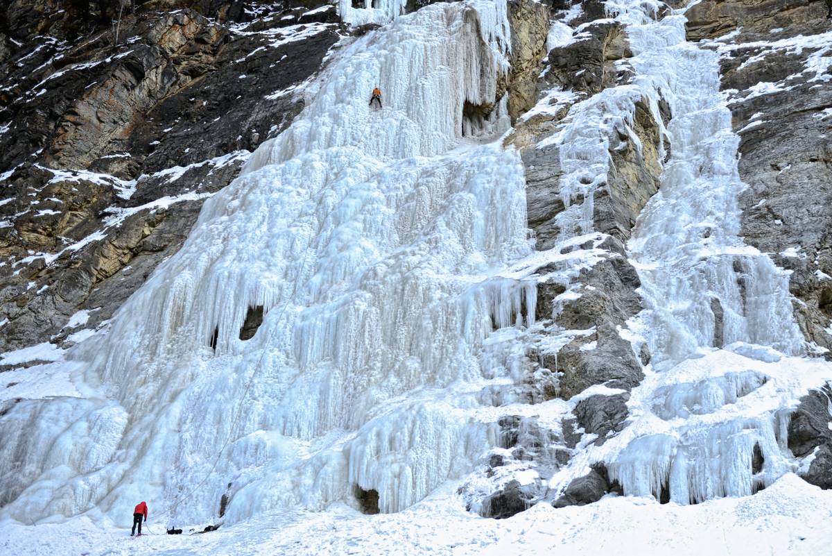 Comparison of ice screw vs. tubular ice piton placement in serac ice showing superior grip and resistance to shear forces